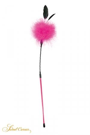 Ambiance plumes et paillettes pour ce plumeau à caresses en plumes rose permettant de stimuler les zones érogènes.