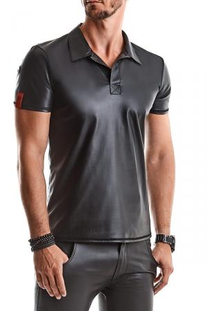 Polo noir fabriqué en tissu effet wetlook extensible, imaginé par la marque Européenne Regnes Fetish Lingerie.