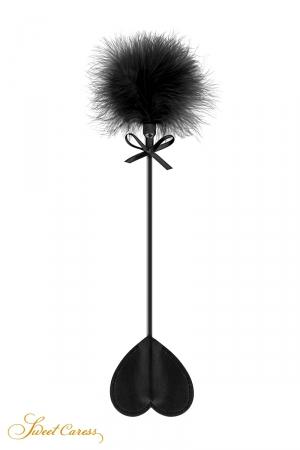 Mini cravache légère pour jeux BDSM softs, avec un cur en guise de claquette et un pompon noir à l'autre extrémité.