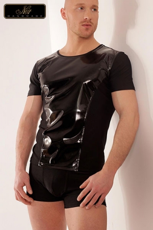 Tee shirt moulant en lycra au plastron de vinyle brillant.