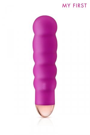Vibromasseur ondulé rose de la marque My First. Giggle est rechargeable et fabriqué en silicone très doux.