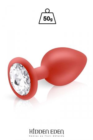 Plug anal en silicone rouge dune longueur de 8 cm et dun diamètre moyen de 3,5 cm. Décoré dun strass rond transparent.