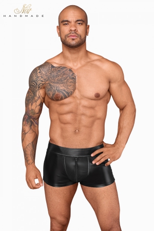 Short moulant sexy en powerwetlook avec des empiècements de filet 3D, et de faux zips sur les fesses.