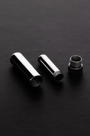 Elégant inhalateur pour poppers en acier inoxydable avec un trou à sa base pour y passer une chaine ou cordelette.