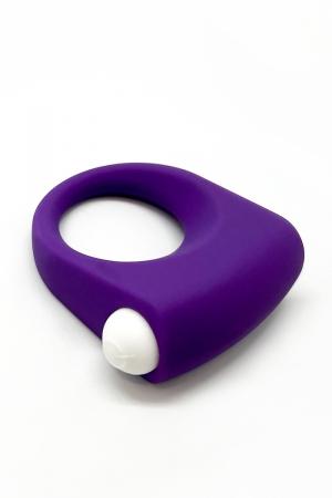 Cockring vibrant violet, extensible, équipé d'un stimulateur Bullet, conçu en silicone et ABS.