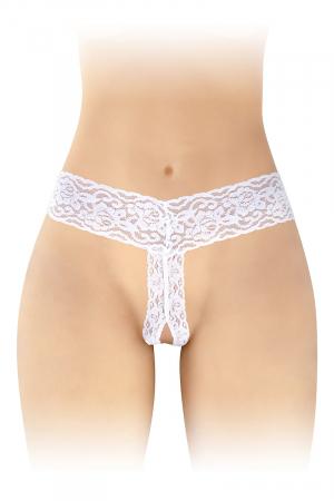 String coquin blanc en dentelle, ouvert au niveau du sexe, pour laisser libre cours à vos fantasmes.