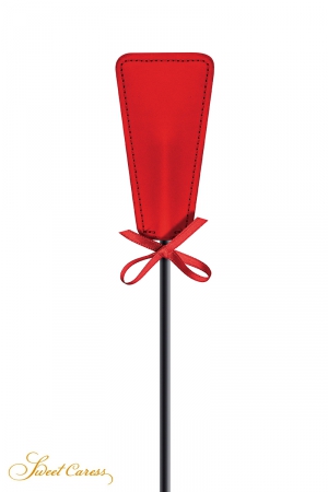 Cravache rouge très légère avec pompon en duvet à une extrémité, pour s'initier aux jeux de soumission en douceur.
