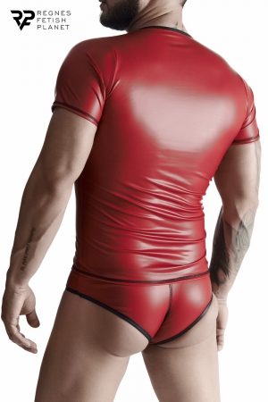 T-shirt homme wetlook rouge classique, sexy et moulant avec col en V. Fabriqué en Europe par Regnes.