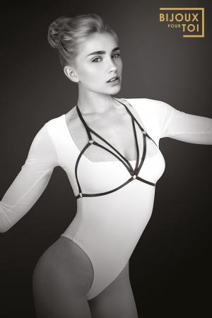 Style Fetish et Glamour et mise en valeur de votre poitrine avec ce harnais de corps élastique de la marque Bijoux pour toi.