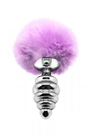 Plug anal en métal, modèle Medium 8 x 3,4 cm, forme annelée, surmonté d'un pompon mauve en fourrure synthétique.
