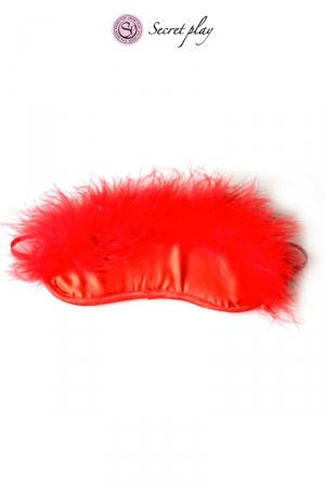 Bandeau rouge satiné pour les yeux, rembourré, avec fourrure synthétique sur le devant, par Secret Play.