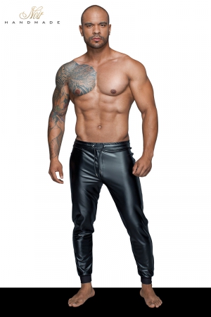 Un pantalon en wetlook moulant, serré aux chevilles, le sexy sportswear pour homme.