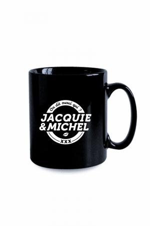 Voici le mug officiel du site Jacquie et Michel, modèle noir, Logo rond blanc.